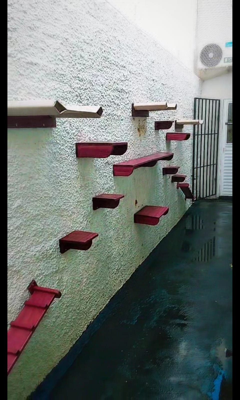Trilha vertical com degraus pintados de vinho em área externa